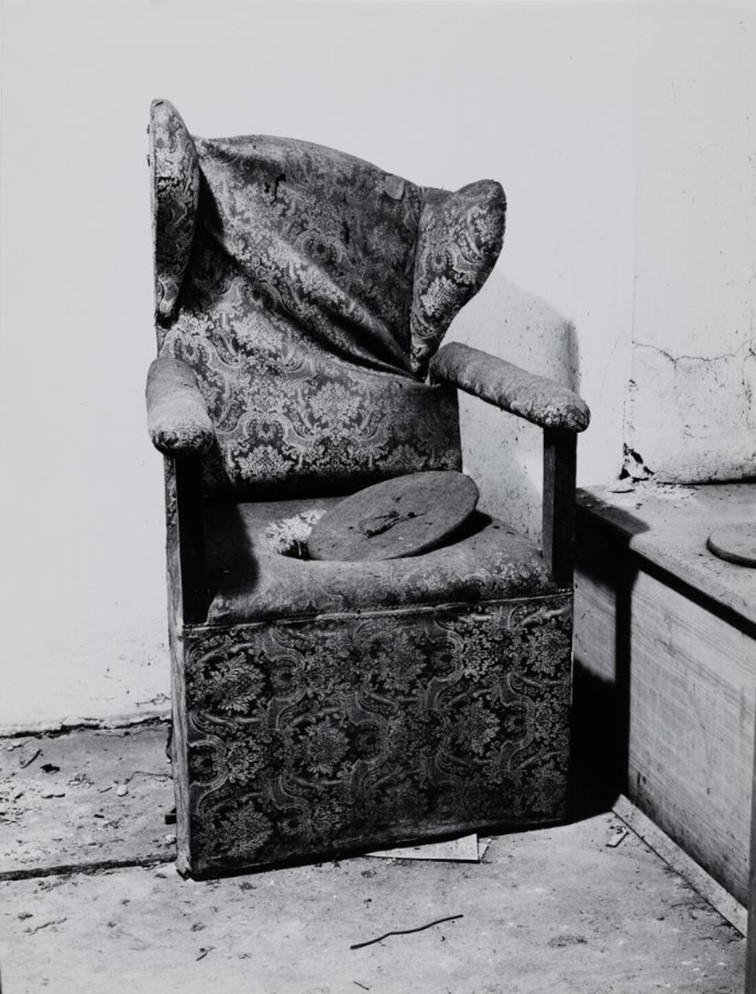 Elfriede Mejchar, The Monthly Armchairs